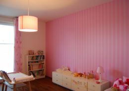 Crowden-Good Baar | Die Kinderzimmer sind ebenfalls neu – die Mädchen durften aus einer Auswahl Tapeten und Vorhänge bestimmen. Das eine, ein typisches Mädchenzimmer...