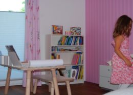 Crowden-Good Baar | Die Kinderzimmer sind ebenfalls neu – die Mädchen durften aus einer Auswahl Tapeten und Vorhänge bestimmen. Das eine, ein typisches Mädchenzimmer...