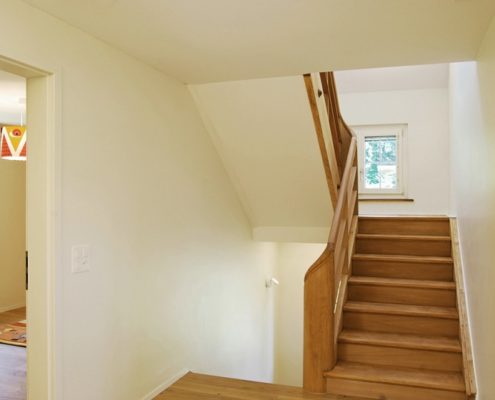 Treppe zum OG | Die bestehende Holztreppe wurde komplett restauriert