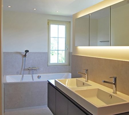 Badezimmer | Die sorgfältige Materialwahl passt zum Lichtkonzept
