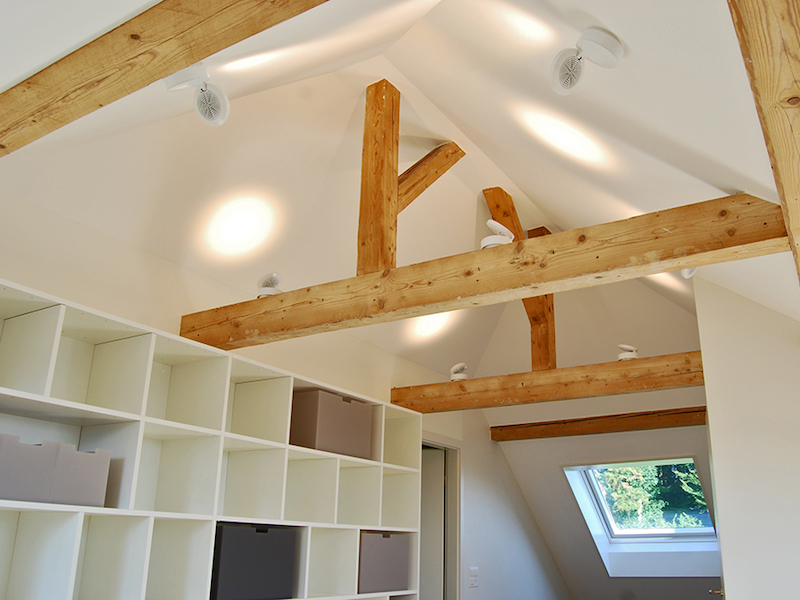 Licht im Dachgeschoss | Die Beleuchtungskörper werden unauffällig in die Architektur integriert