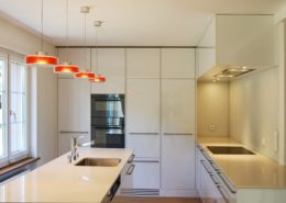 Offene Küche | Die Auswahl der Leuchten und Leuchtmittel ergibt eine warme Atmosphäre und Wohnlichkeit